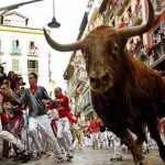Традиции Испании: Бега быков по улицам городов.