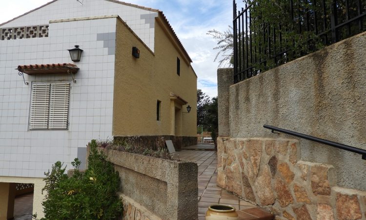 Купить дом -шале -дачу в горах в Валенсии - Серра.